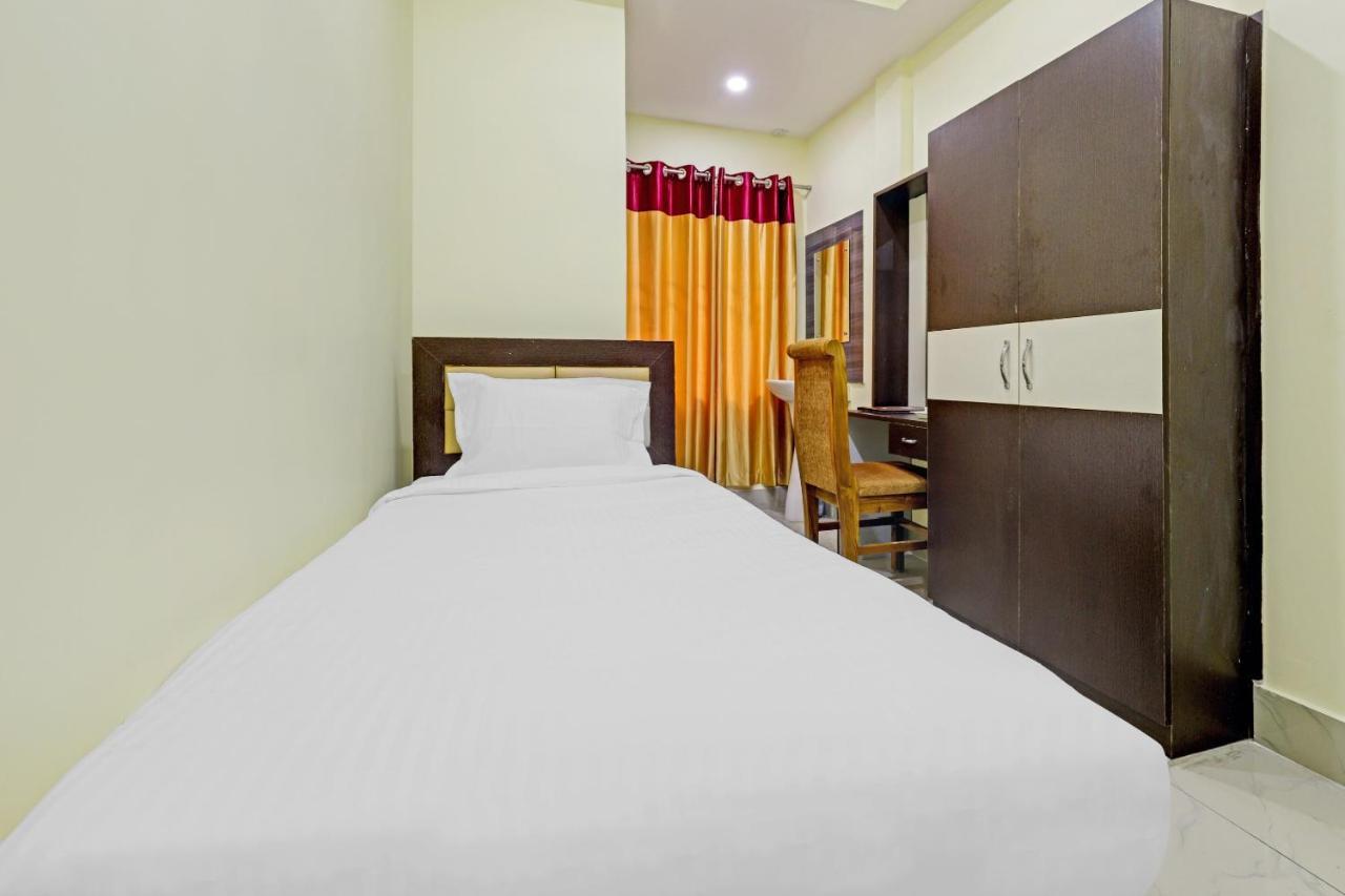 גווהטי Capital O 85514 Kalpana Hotel מראה חיצוני תמונה